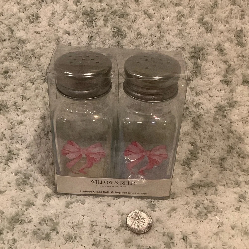 Willow & Reed Pink Ribbon Valentines Day Glass Salt Pepper Shaker Set NWT boxed - Picture 2 of 14